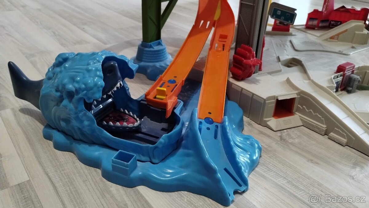 Hotwheels garáž + další dráhy - 2