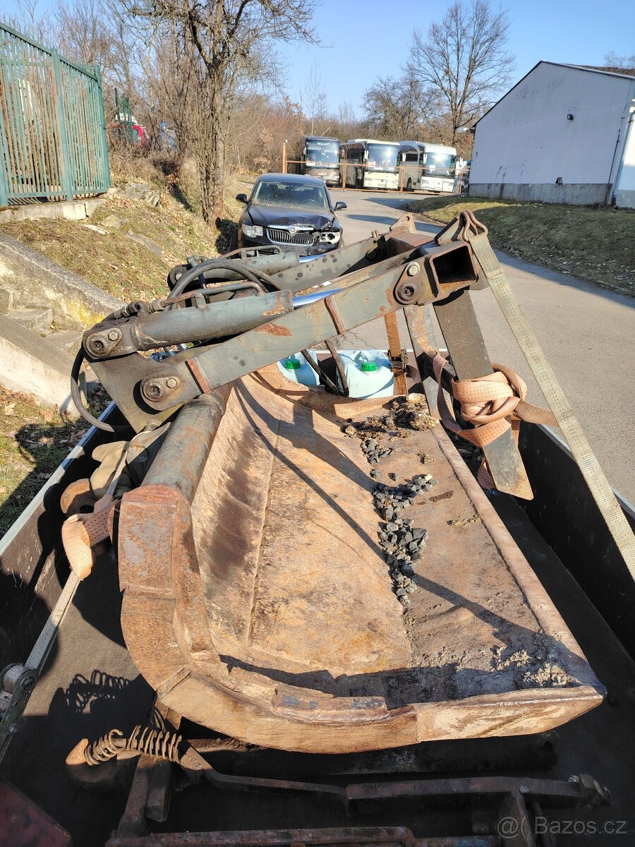 Čelní drapák na kulatinu. - 2