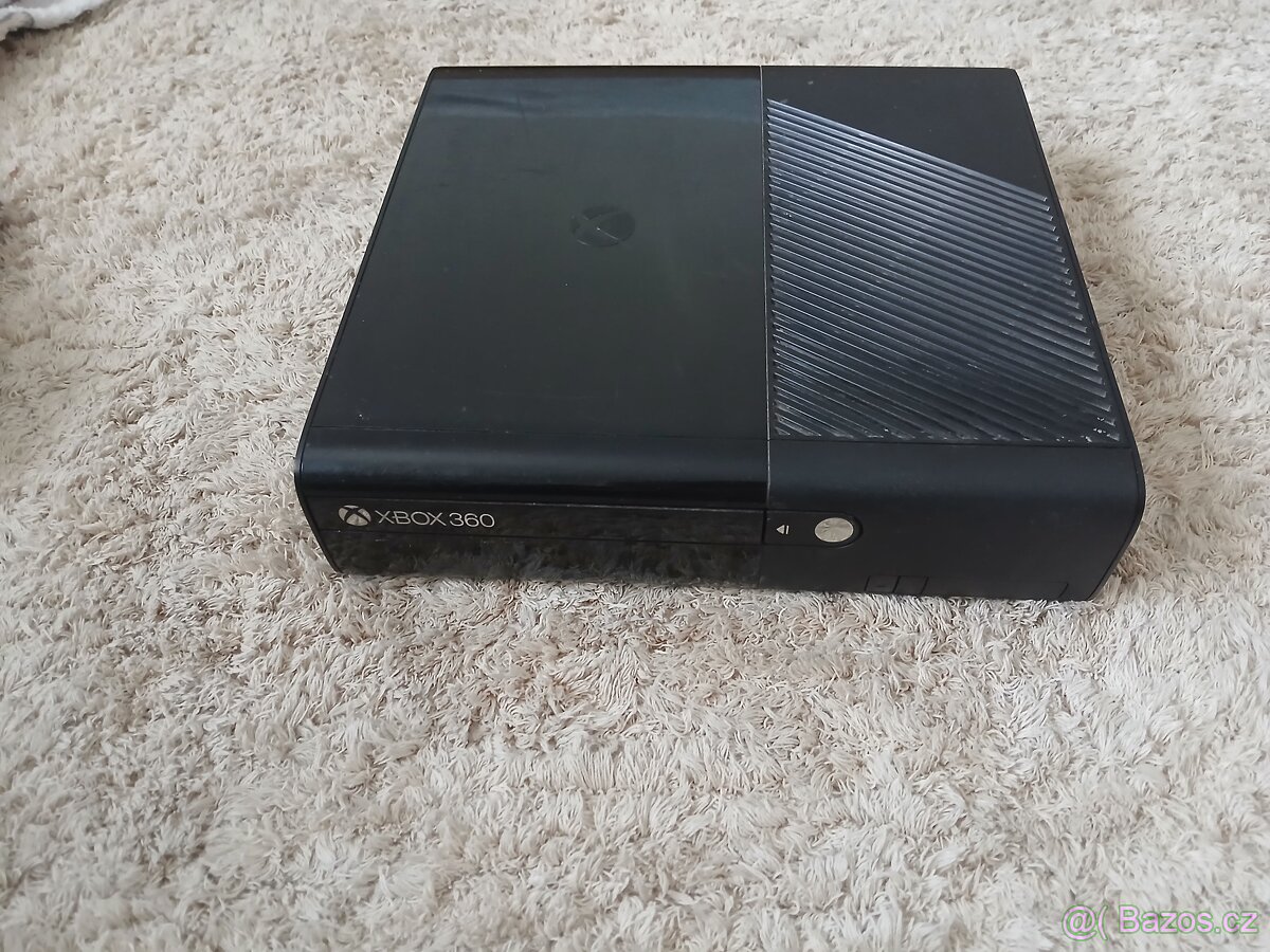XBOX 360 S PŘÍSLUŠENSTVÍM - 2