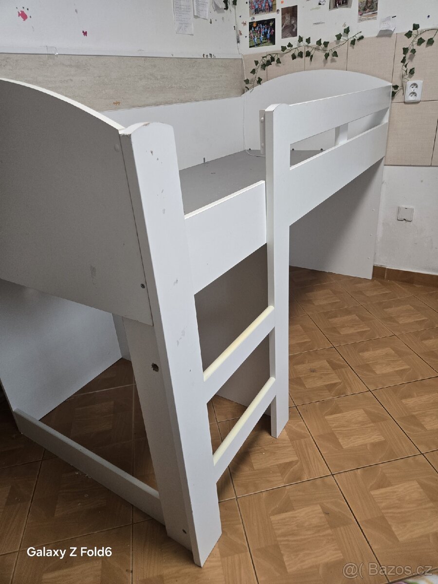 Postel vyvýšená zachovalá super cena. - 2