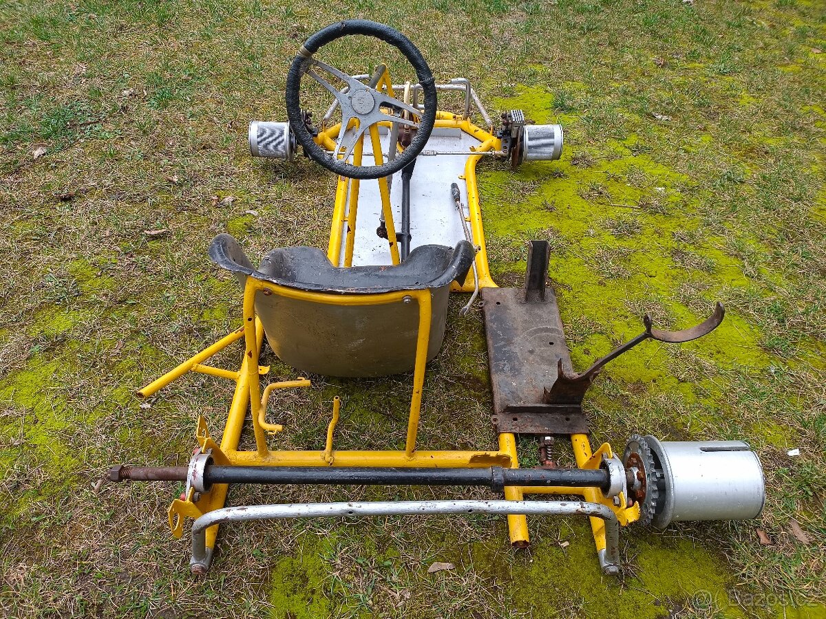 historická závodní motokára - 2