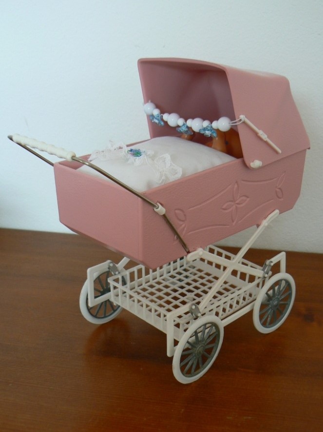 SHÁNÍM - starý malý plastový kočárek Dubena - do sbírky - 2