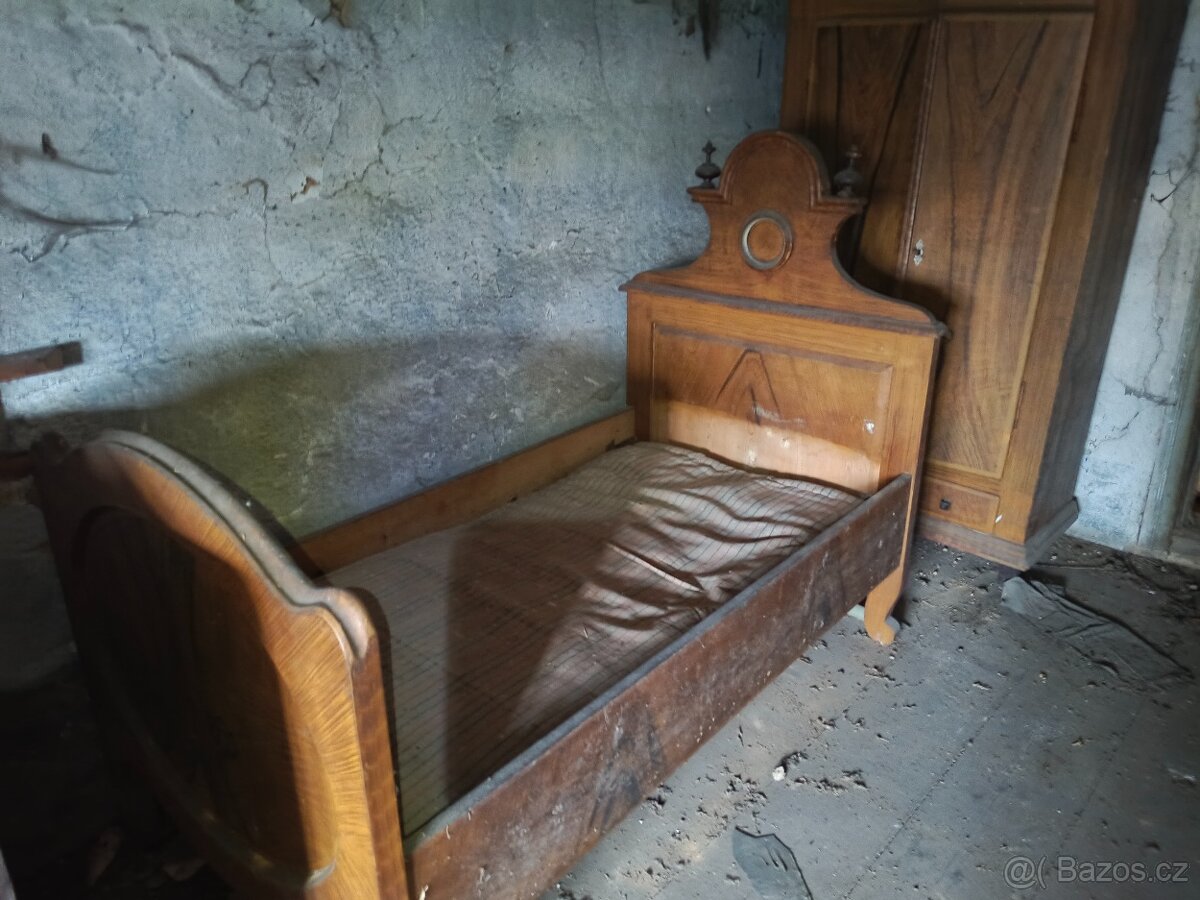 STAROŽITNÝ NÁBYTEK Z VENKOVSKÉHO STATKU - 2