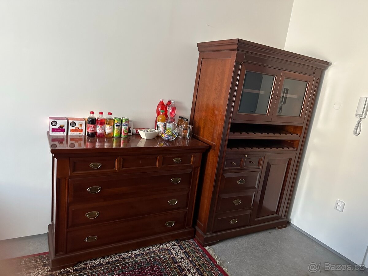 Nábytek ze zrušeného prezidentského apartmá z centra Prahy - 2