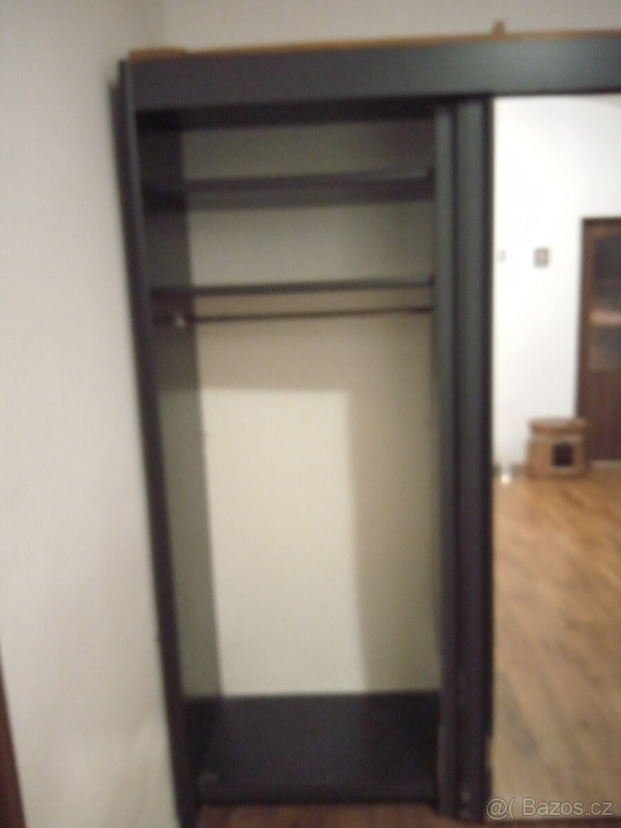 Skříň s posuvnými dveřmi - 2