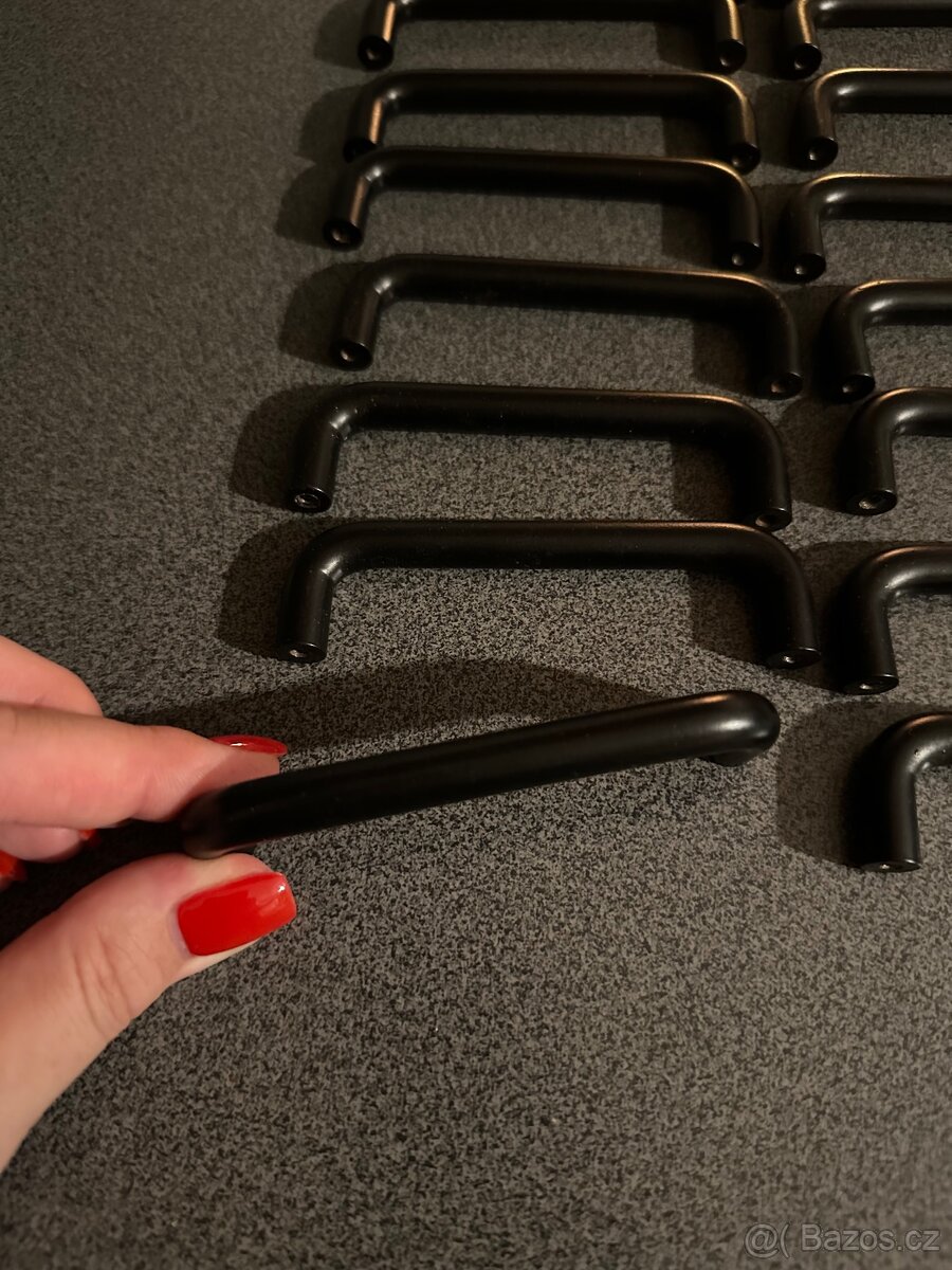 Černé kuchyňské úchytky - 18 kusů - 2