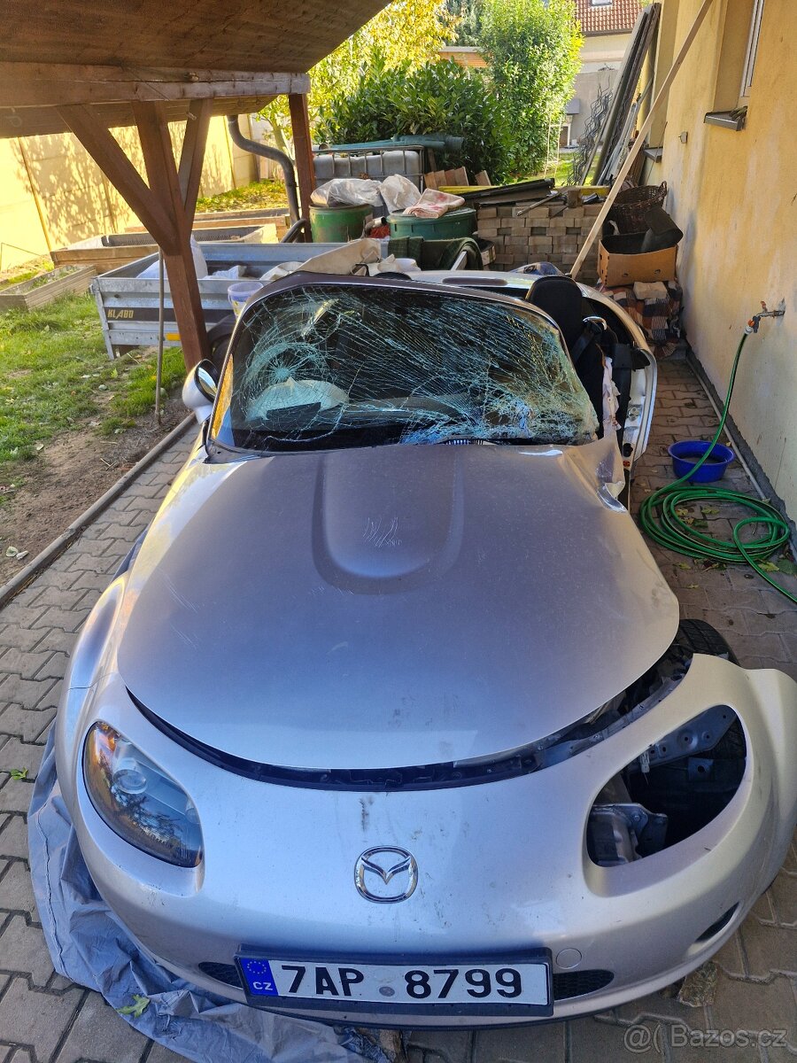 Mazda mx5 nc bouraná na bok - 2