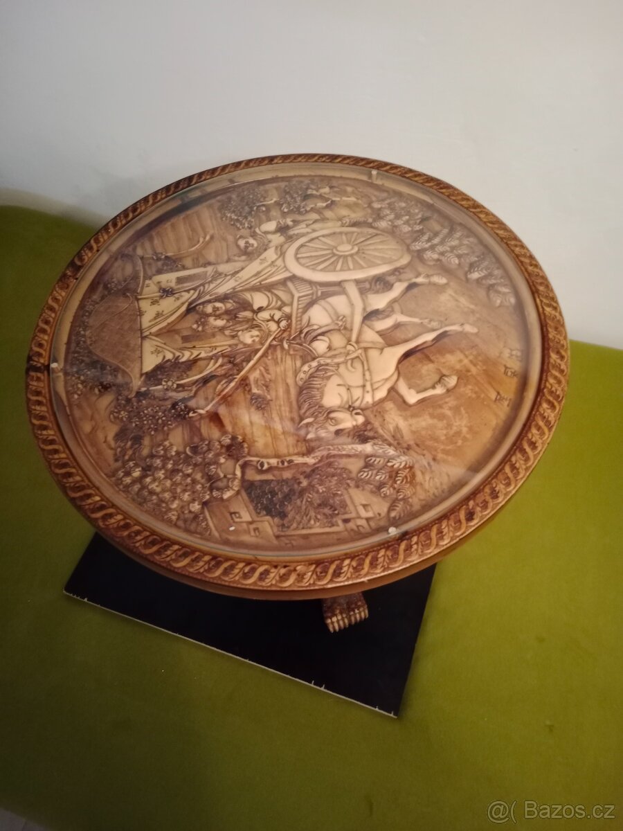 Stolek japonský historizující vyřezávaný sleva na 3990 - 2
