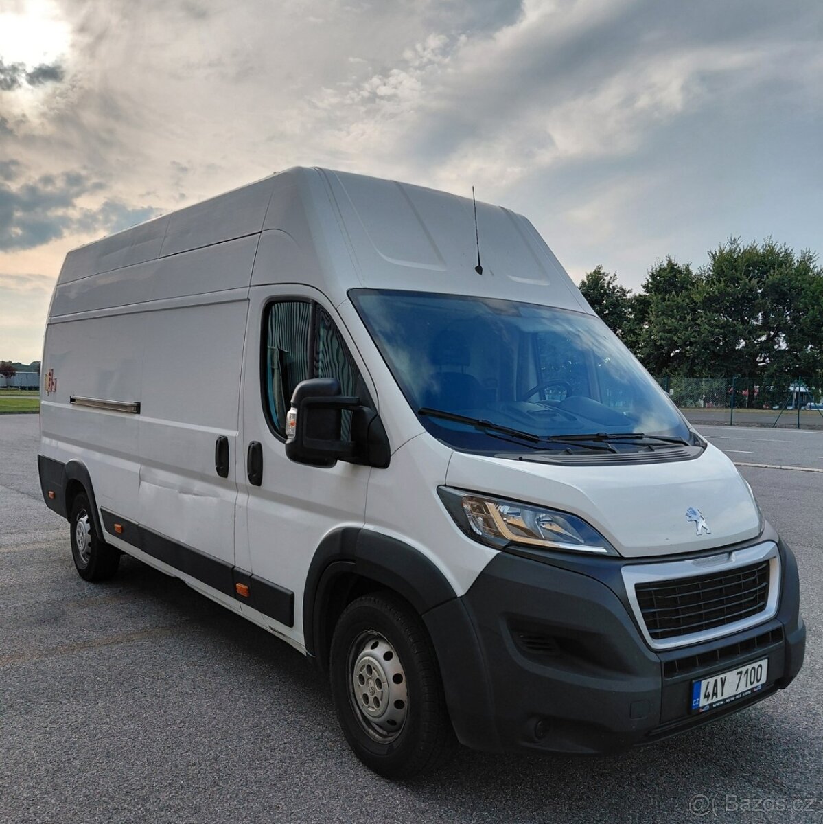 Půjčte si Peugeot L4H3 s nákladovou rampou - 2