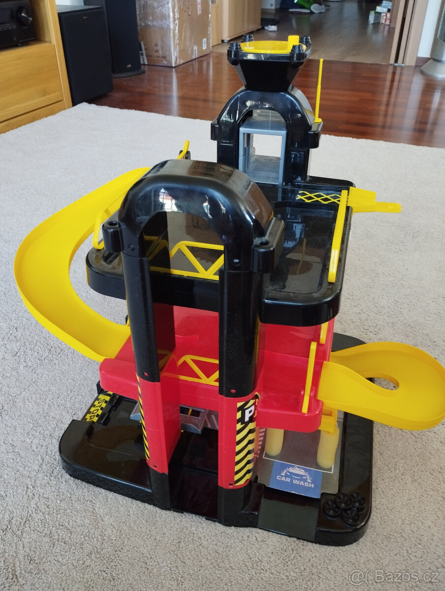 Vícepatrová garáž pro autíčka s výtahem - 2