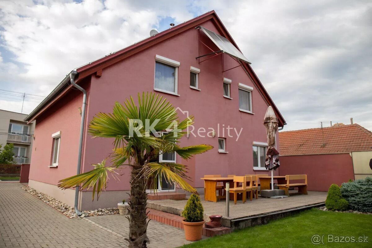 Na predaj penziom s tenisovým kurtom a športovou halou. - 2