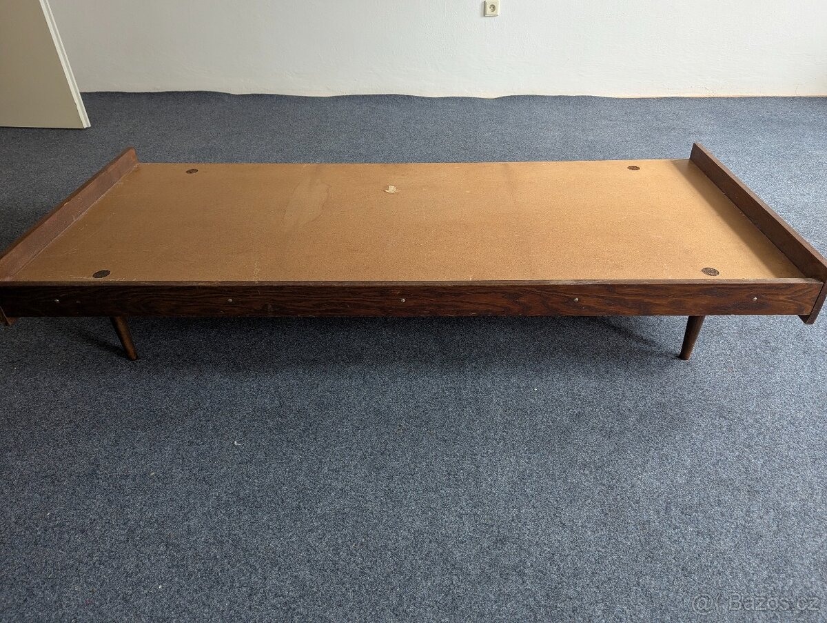 starší postele - pevné - 2