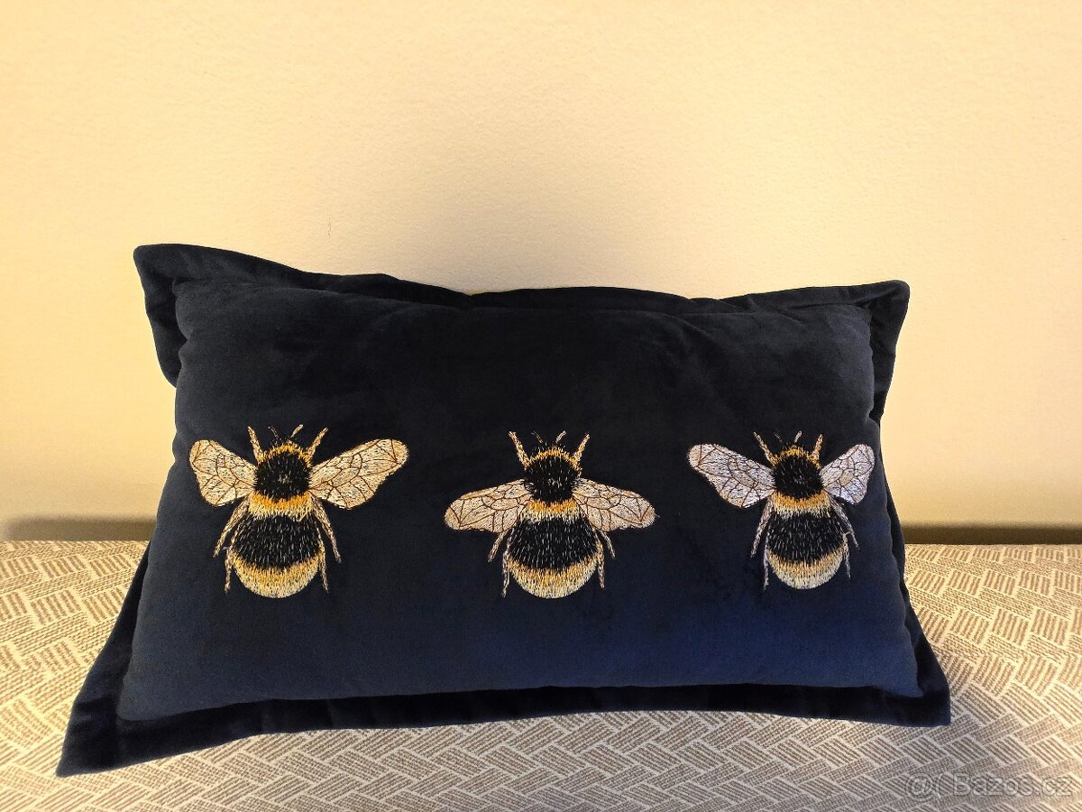Luxusní polštář s motivem včely sametový - 2