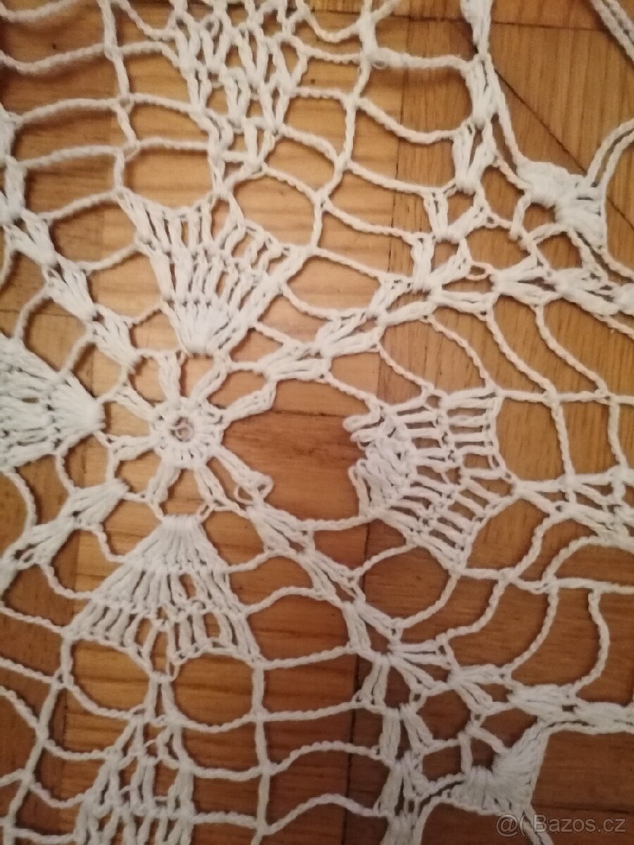 Ručně háčkovaná záclona - 2