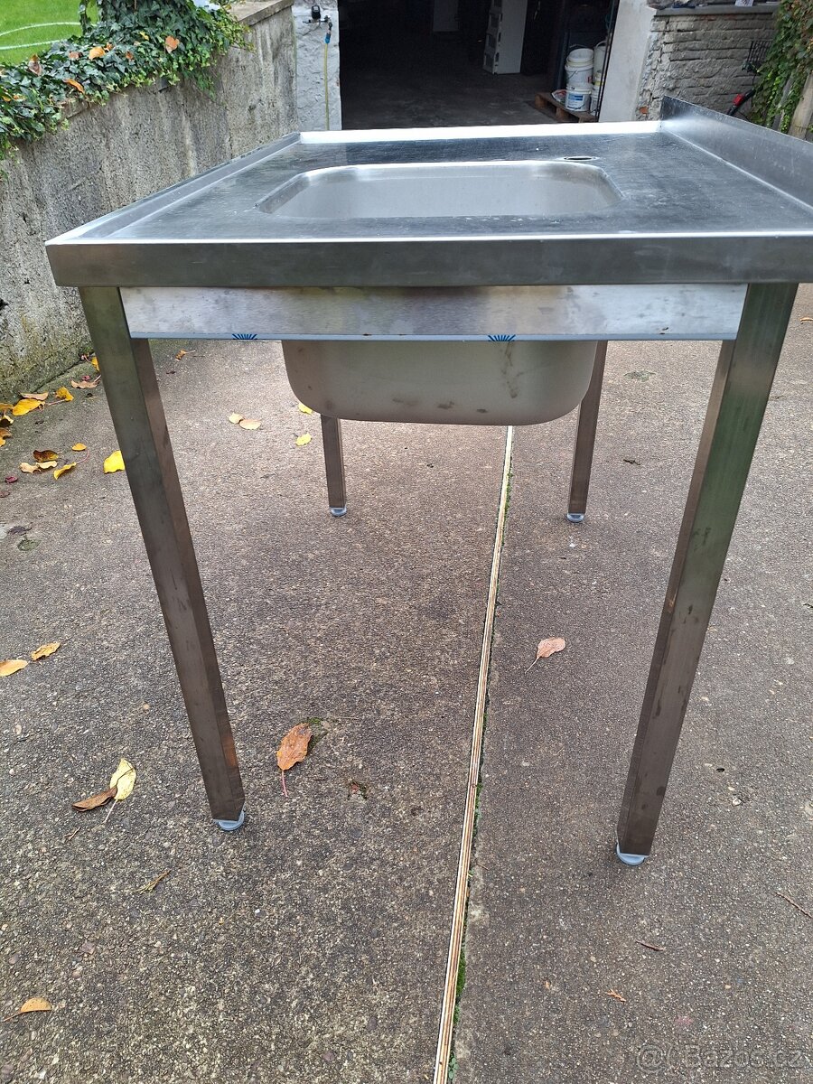 Nerezový stůl s dřezem - 2