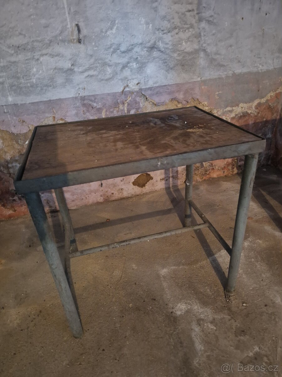 Pracovní stůl - 2