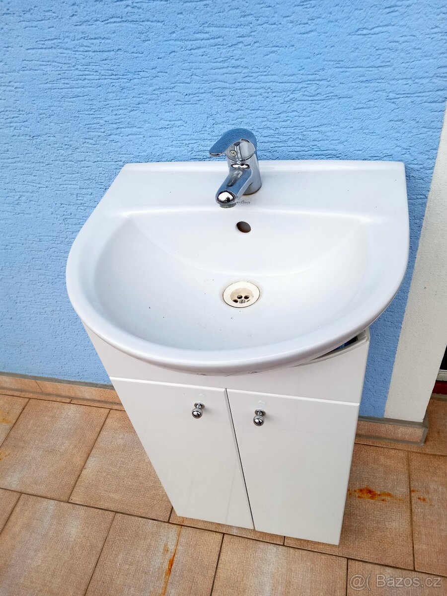 UMYVADLO SE SKŘÍŇKOU - 2