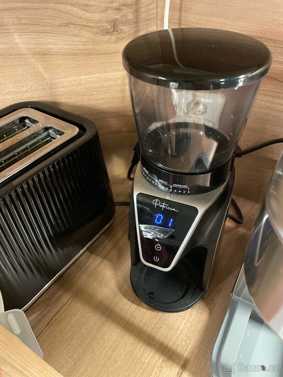 Mlýnek na kávu Patricca - 2