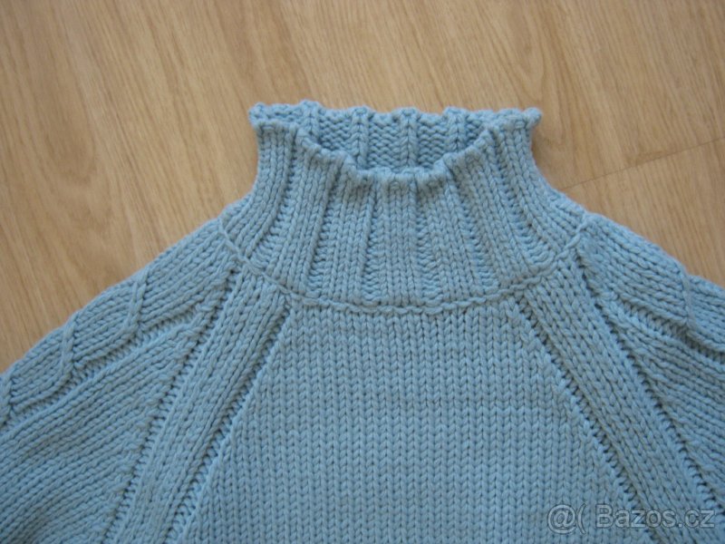 Světle modrý svetřík s vyšším límcem - 2