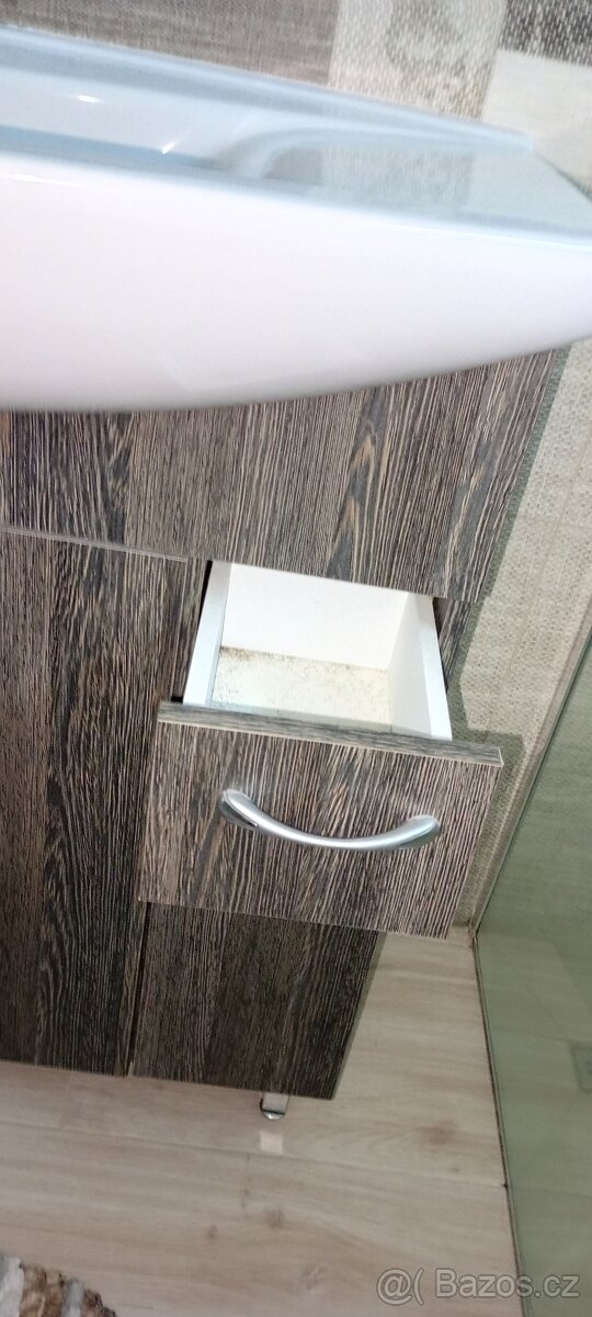 Koupelnová skříňka z umyvadlem - 2