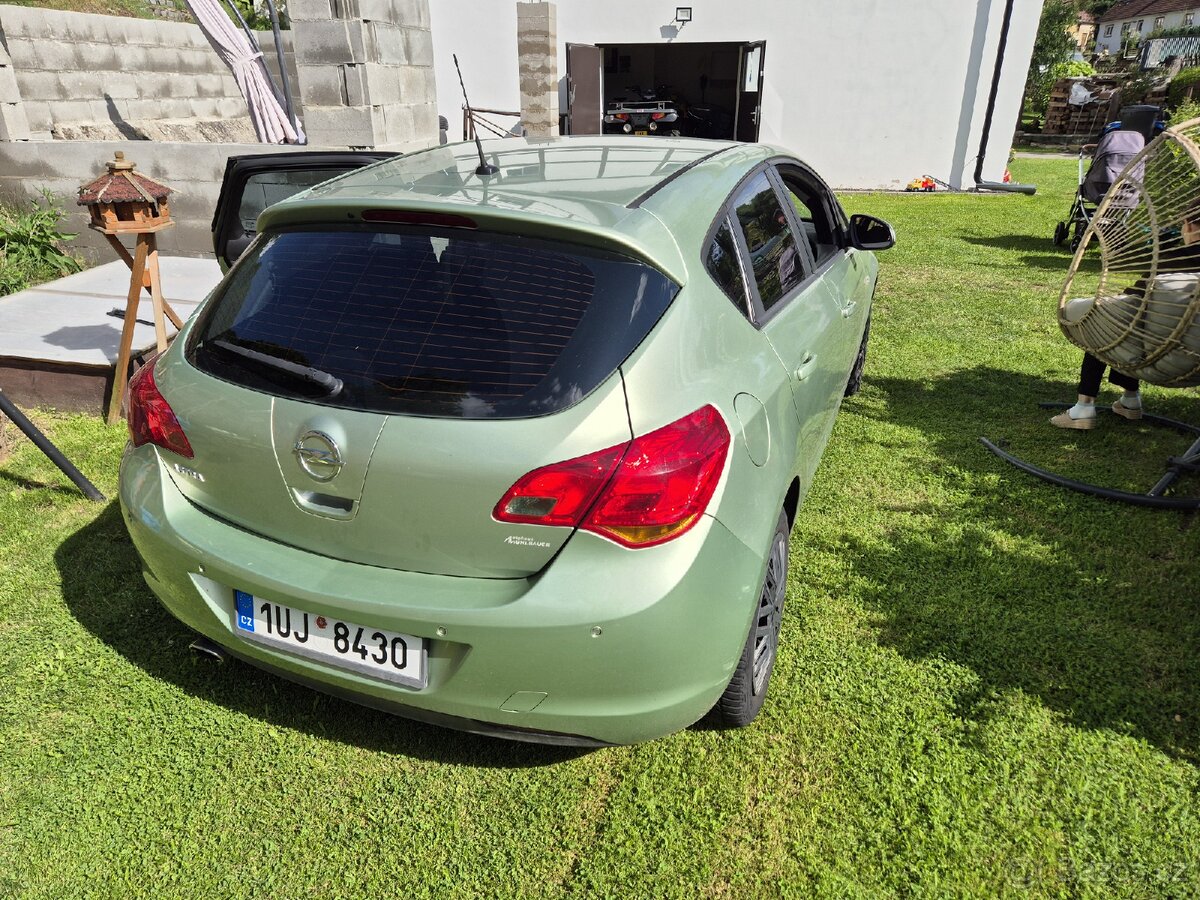 Opel Astra J 1.4 Turbo, benzín - 2