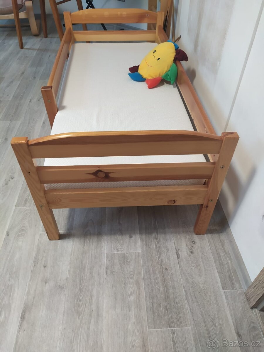 Střední dětská postel z masivu - 2