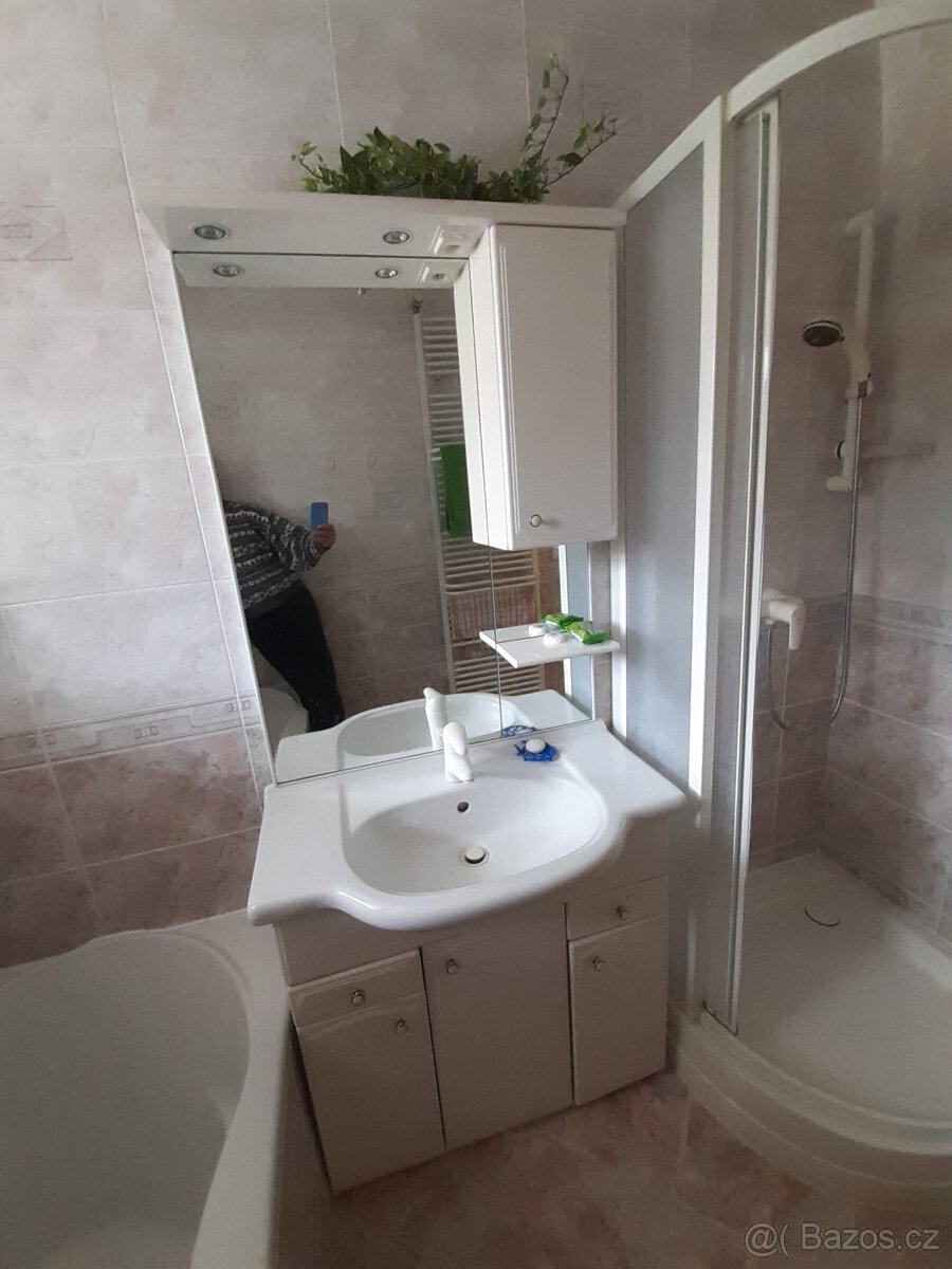 Koupelnová zrcadlová stěna se skříňkami a umyvadlem - 2