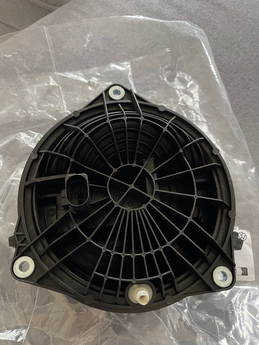 VW Passat B8 zadní znak s mikrospínačem pro otevření kufru - 2