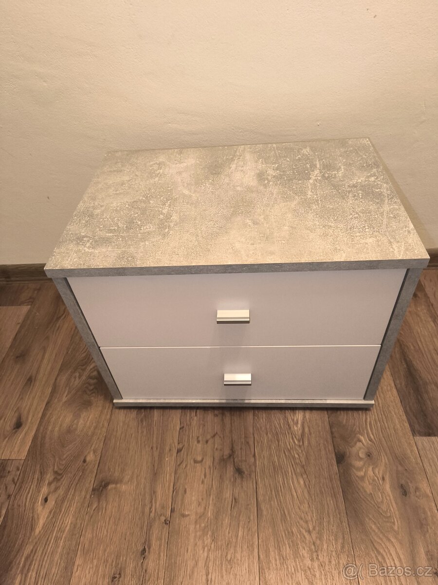 Malá komoda/noční stolek - 2