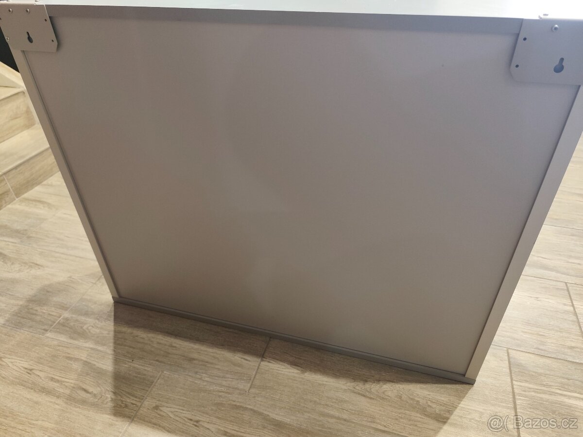 Skleněná vitrína – zamykací - 2