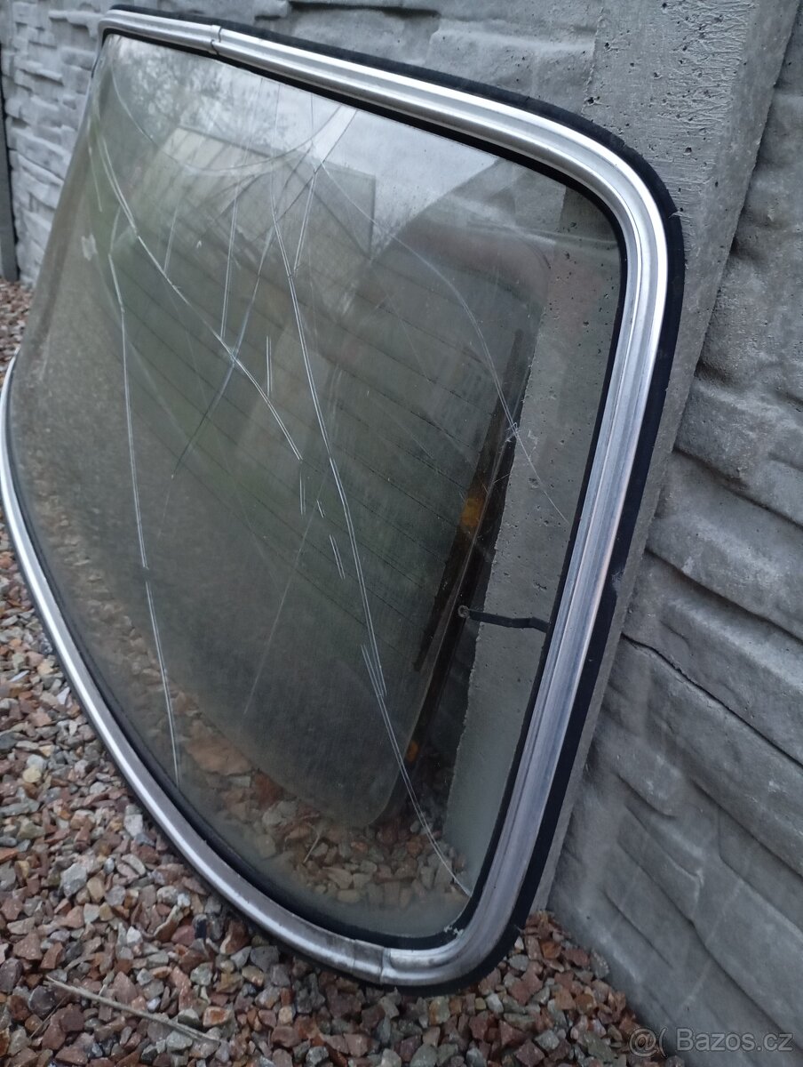 Ozdobné lišty okolo zadního okna Mercedes Benz W123 - 2