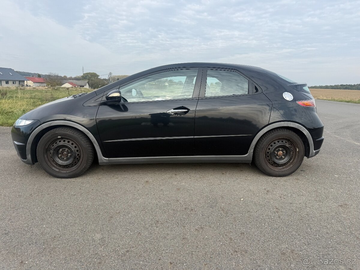 Honda Civic 1,8 VTEC 1.majitel najeto 107000 km - 2