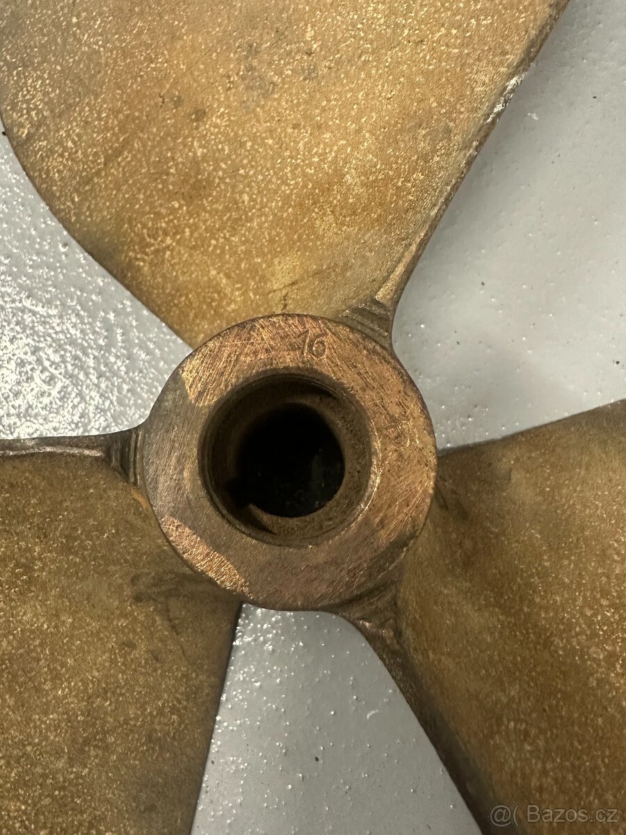 Lodní šroub bronzový VOLVO PENTA 16 x 13 - 2