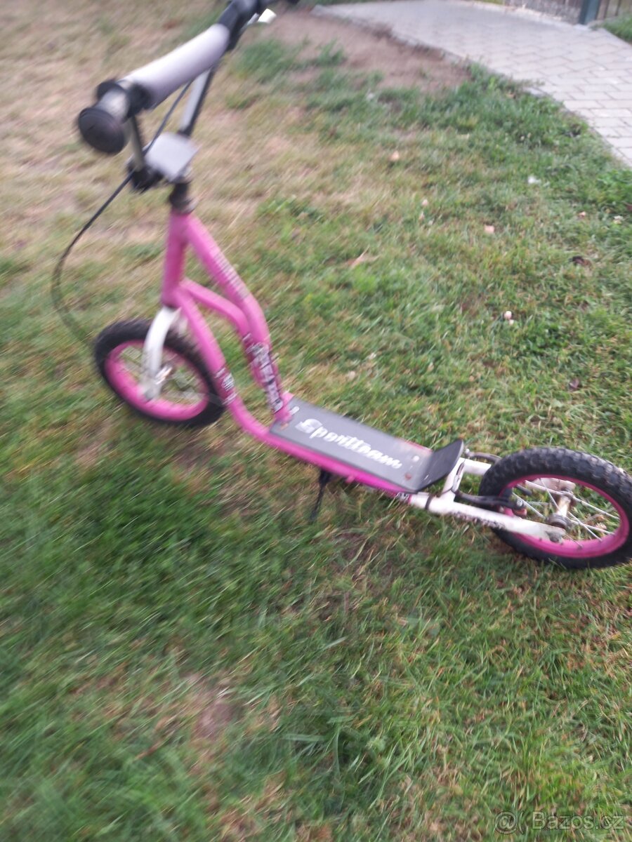 Dětská kolobežka. - 2