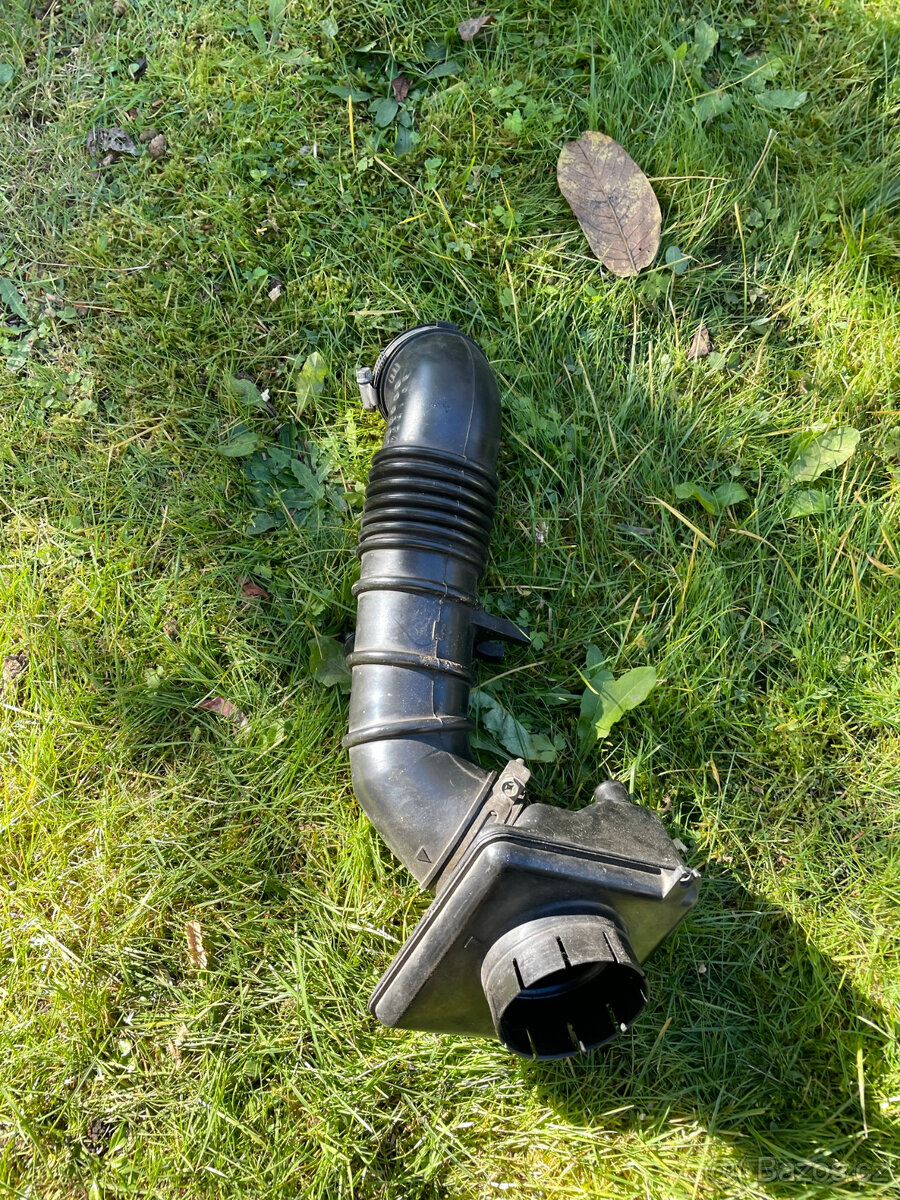 Sání Mazda 323 bg - 2