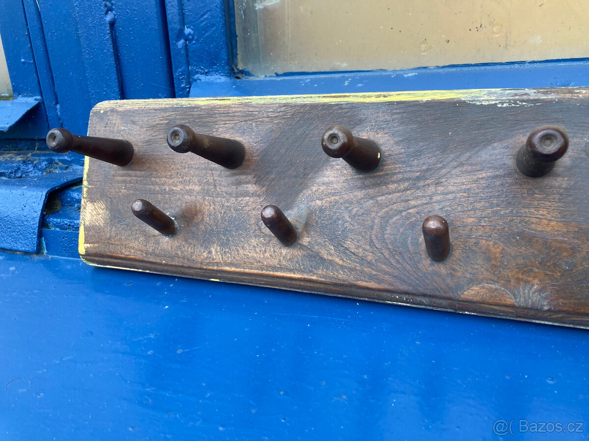 Věšák dřevěný nástěnný starožitný za 400 kč - 2