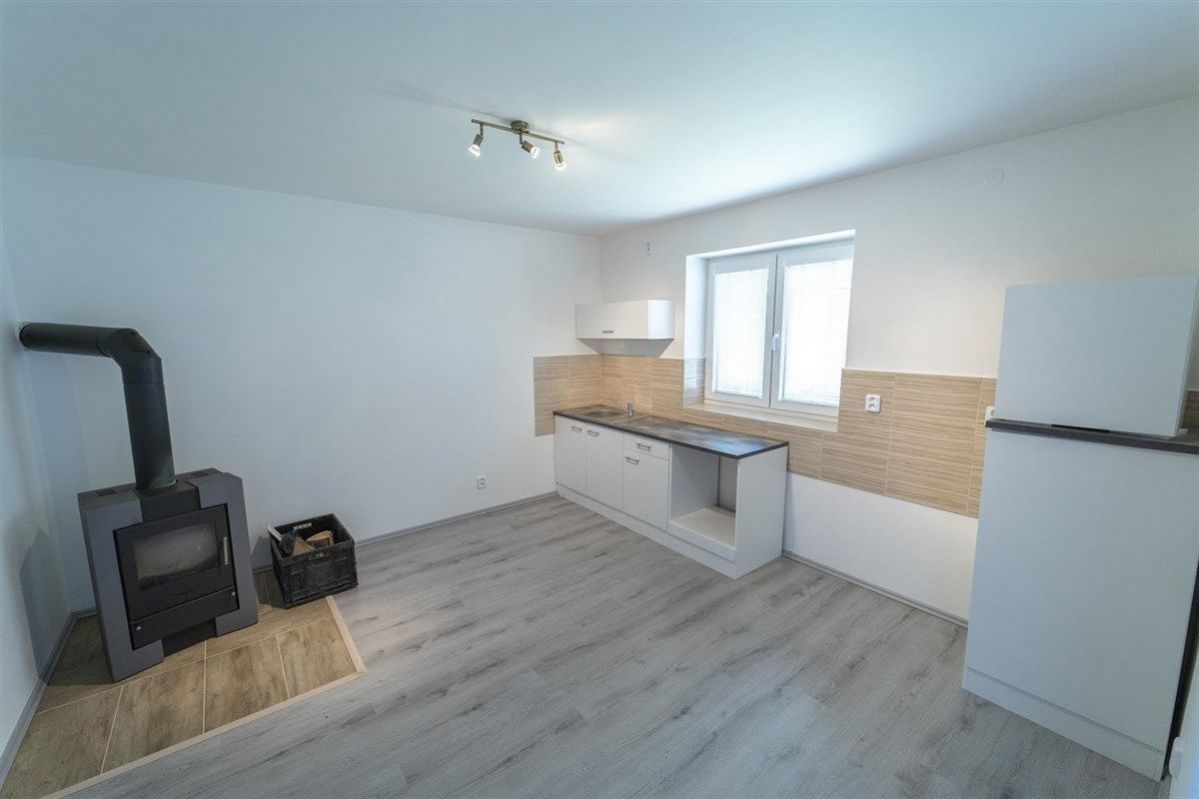 Pěčice, prodej rodinného domu 206 m2 (3 byty, sklady 2700 m2 - 2