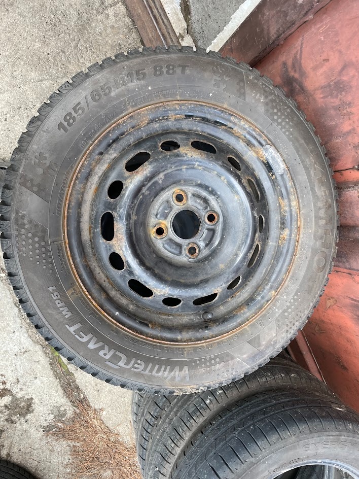 Prodám plechové disky 4x100 s pneumatikami Kumho185/65 R15 - 2