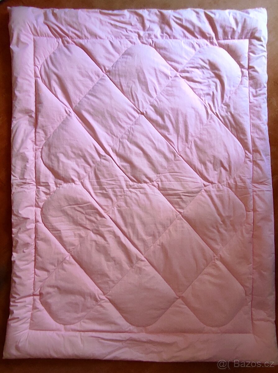 Péřová prošívaná deka 190x140cm - 2