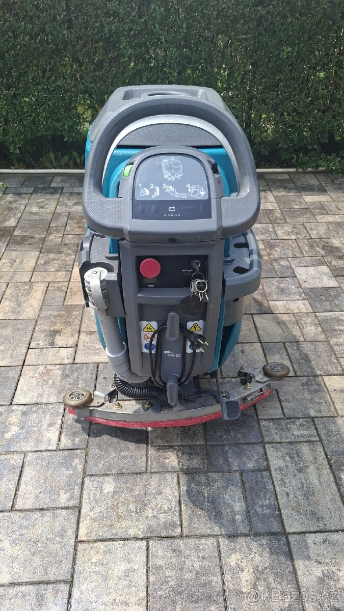 Podlahový mycí stroj TENNANT T300e 600mm - 2