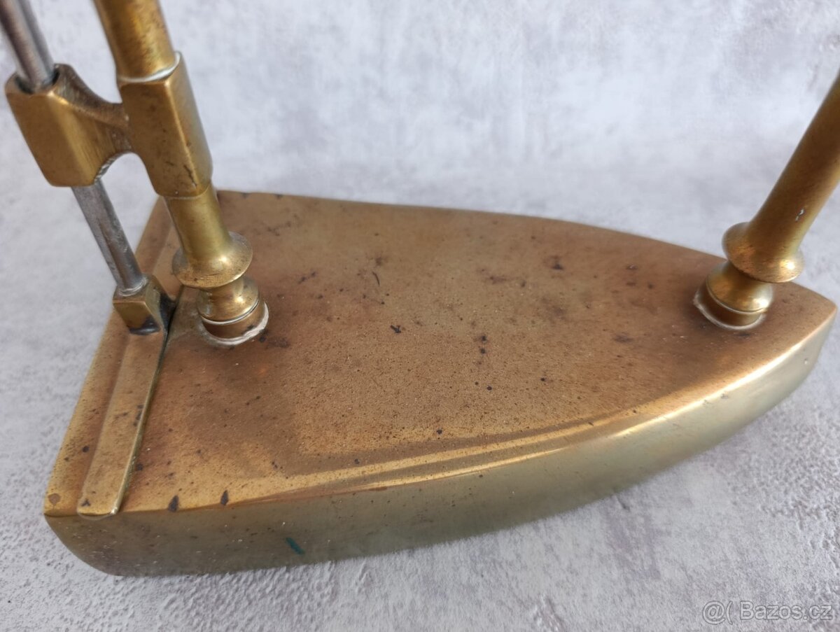 Stará zachovalá mosazna žehlička č.7 (vzadu značeni 7) - 2