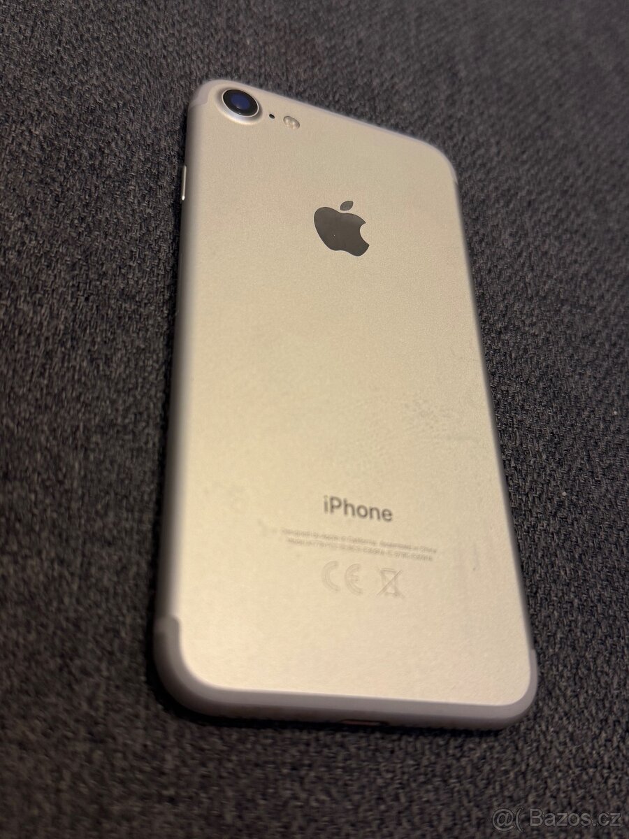 Stříbrný iPhone 7 32GB - 2