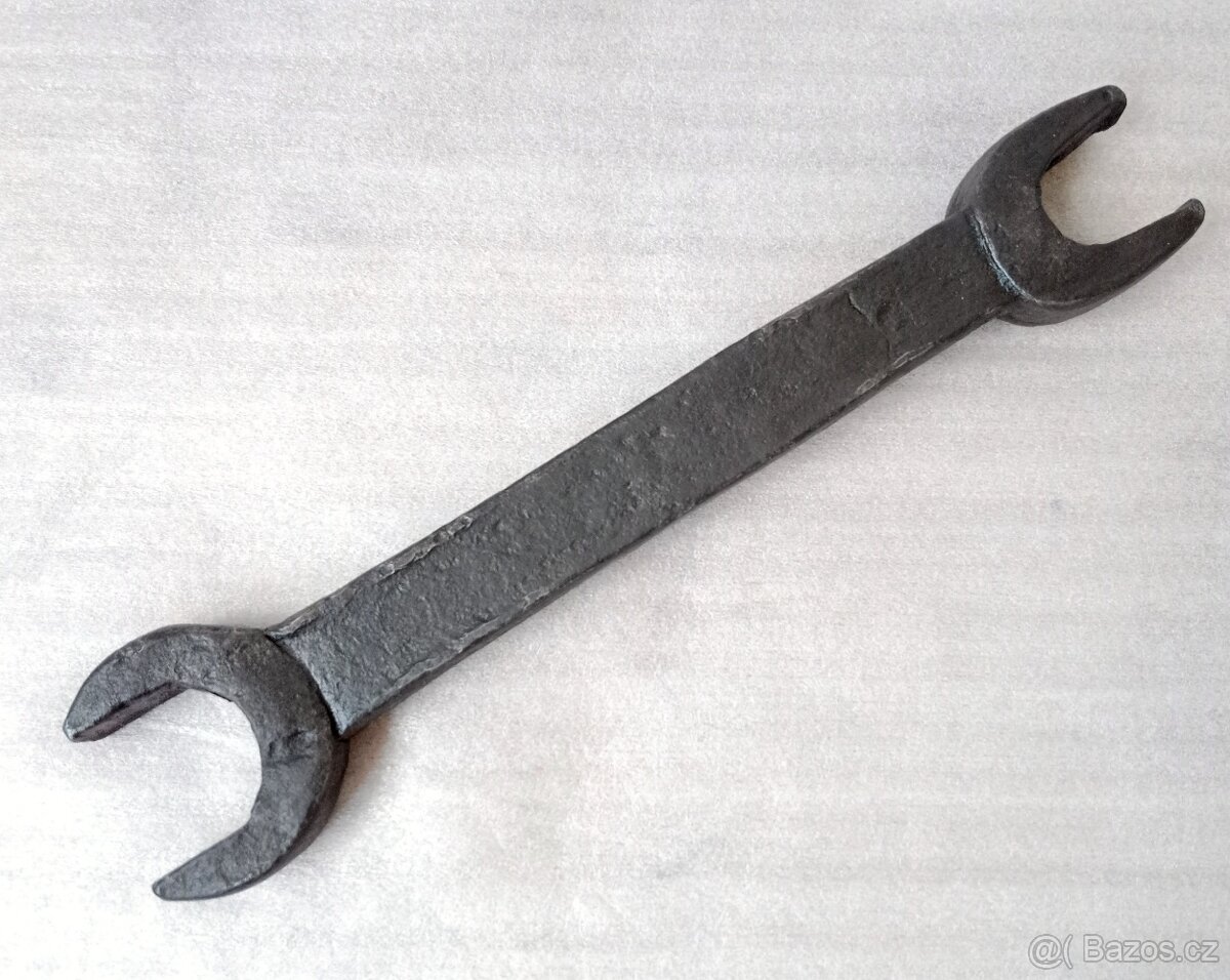 Historické nářadí - klíč k parnímu stroji apod. - 2