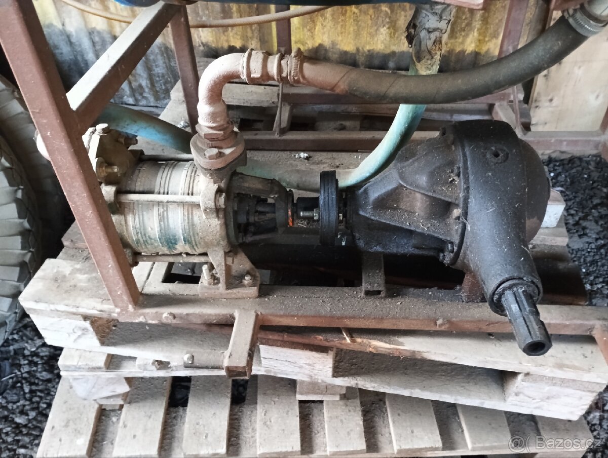 Postřikovač za traktor. - 2