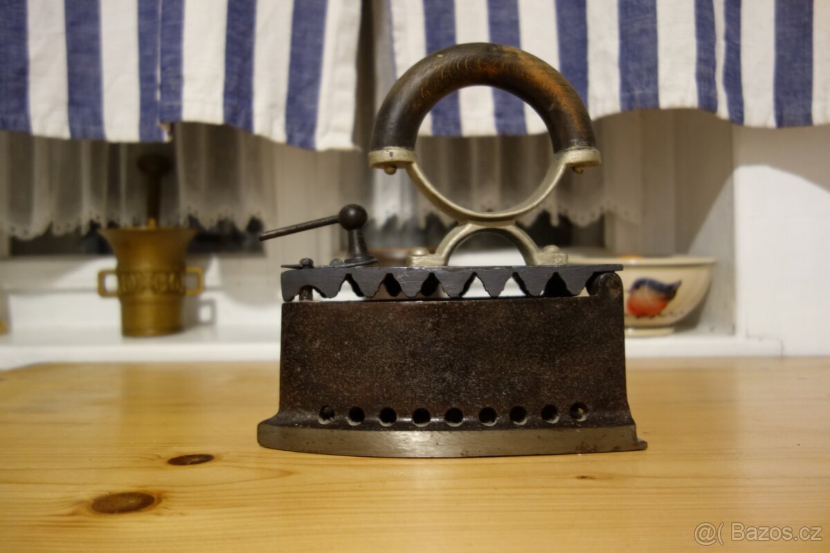 Historická žehlička - 2