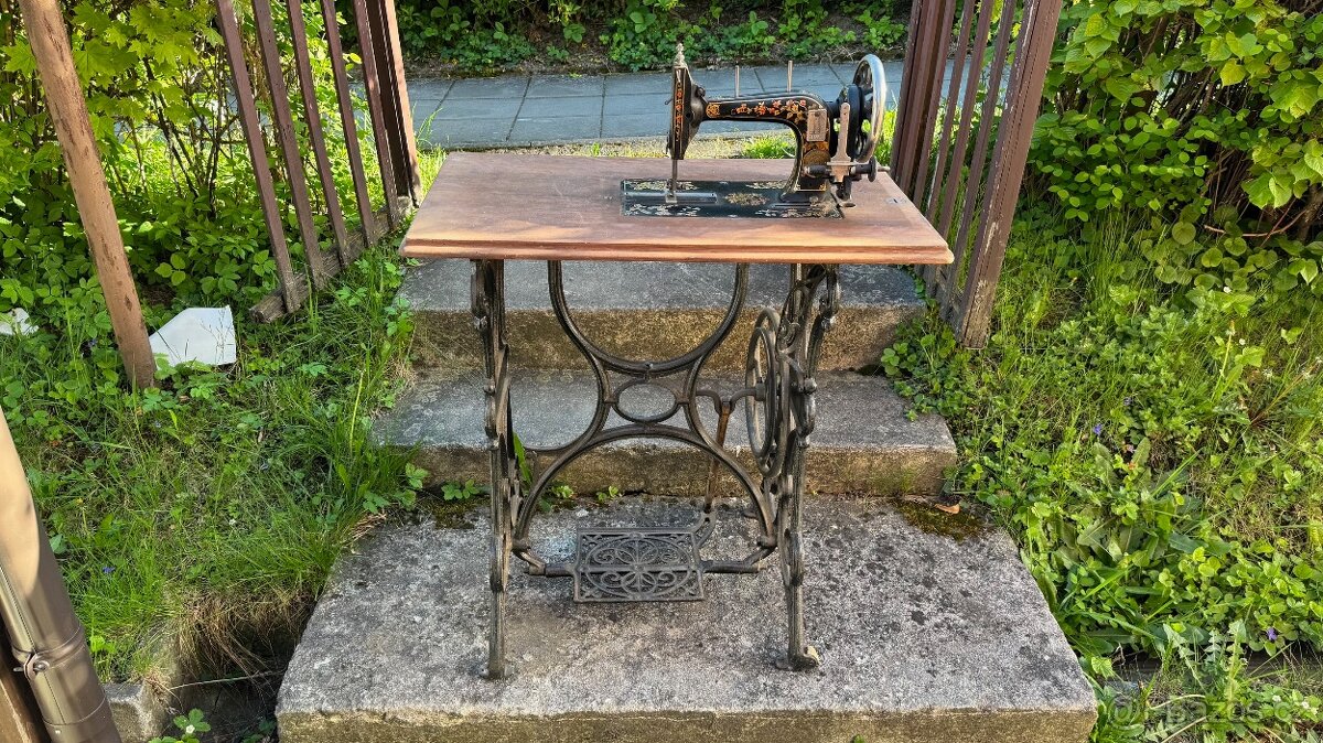 starý šicí stroj - 2