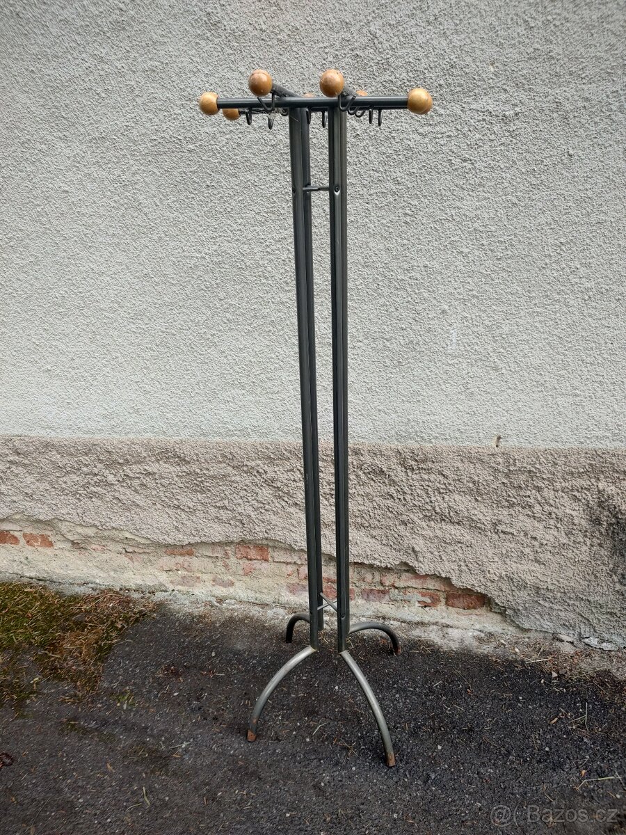 VĚŠÁK KOVOVÝ VELKÝ - PC 3000,- - 2