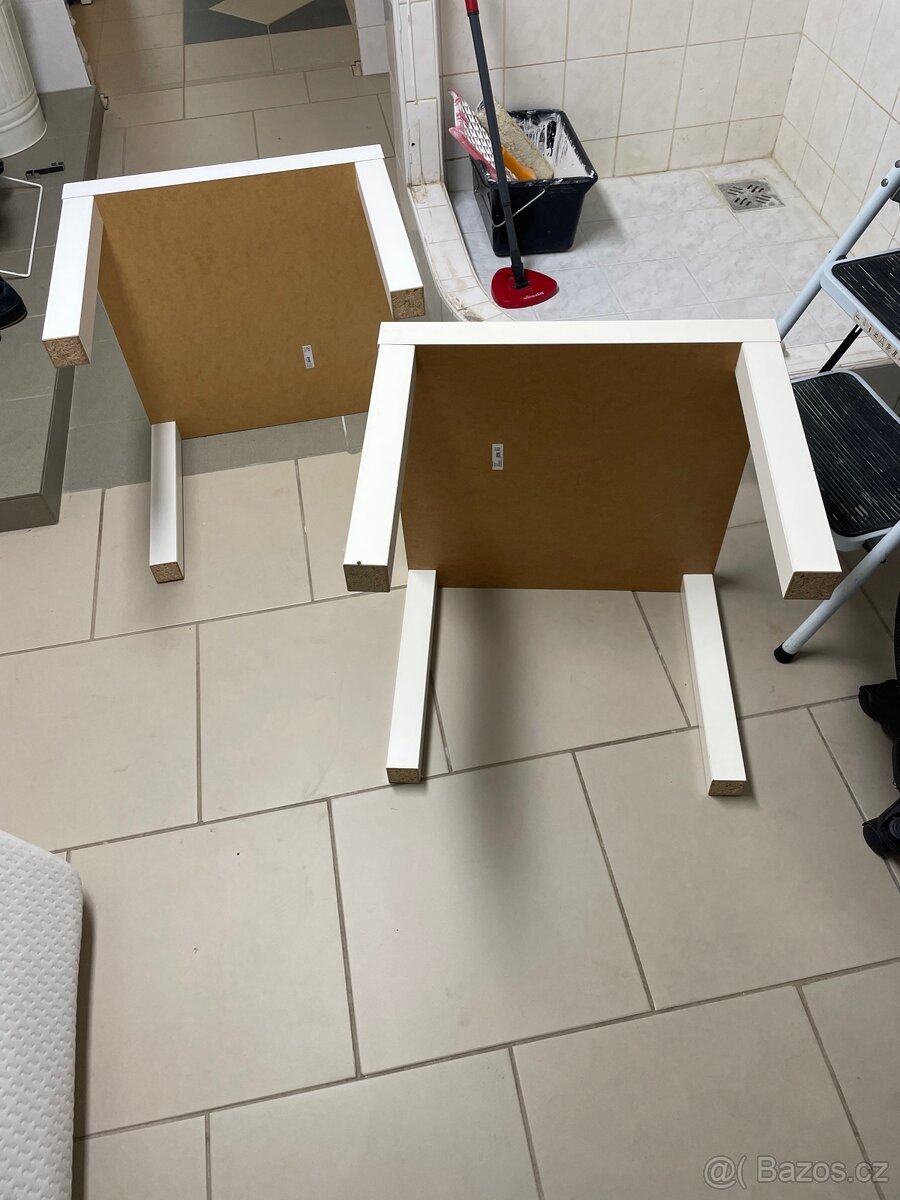 Dva bílé noční stolky - 2