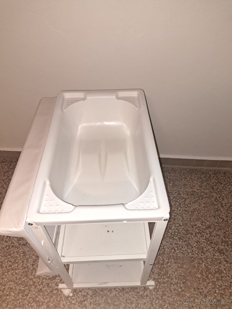 Vanička a přebalovací pult - 2