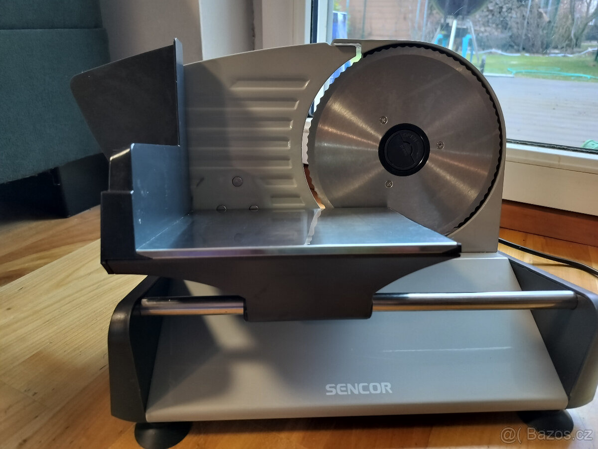 elektrický kráječ potravin Sencor SFS 4050 SS. - 2